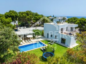 Strandnahe Villa mit Apartment, Pool, Garage und Vermietungslizenz in Cala Serena